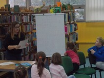 Dzieci rozwiązują krzyżówkę świąteczną