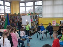 Dzieci biorą udział w świątecznych kalamburach