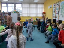 Nauczycielka bierze udział w świątecznych kalamburach