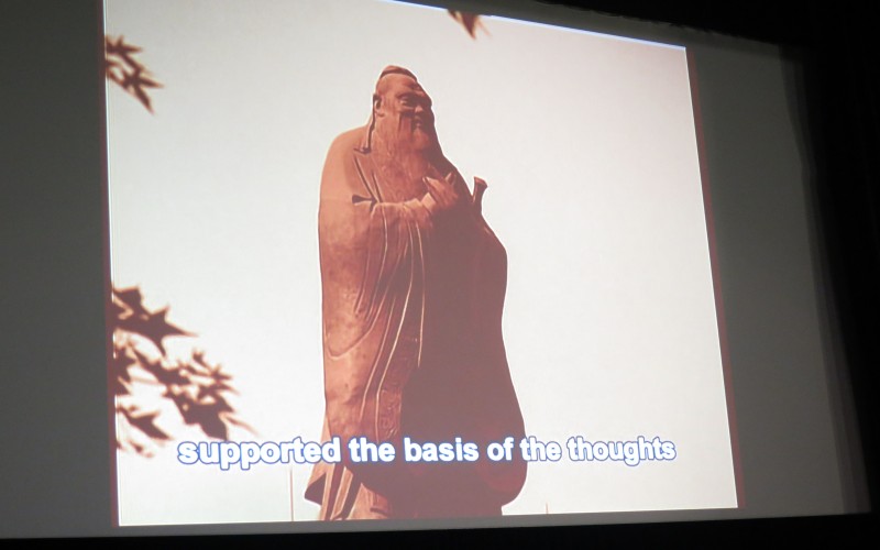 Na zdjęciu widoczny kadr z reportażu poświęconemu Konfucjuszowi