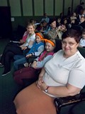 Ela Gołka siedzi w pierwszym rzędzie na widowni sali kinowej KBP podczas Święta Czytelnika Dziecięce