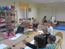 Dzieci podczas zajęć wykonują prace plastyczne