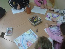 Dzieci podczas zajęć - rysowanie