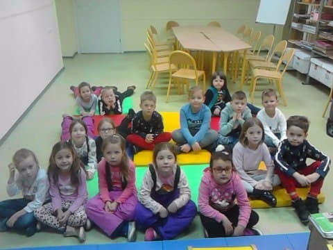 Dzieci podczas zajęć słuchają bajki