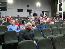 Publiczność zgromadzona na wernisażu wystawy fotografii Ewy Maliszewskiej