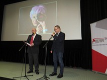Od lewej : Prowadzący wernisaż mężczyzna oraz dyrektor KBP, Dariusz Pawlikowski