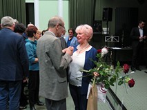 Ewa Maliszewska, z bukietem róż w ręk,u przyjmuje gratulacje