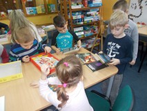 Dzieci oglądają książeczki