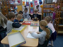 Dzieci oglądają książeczki