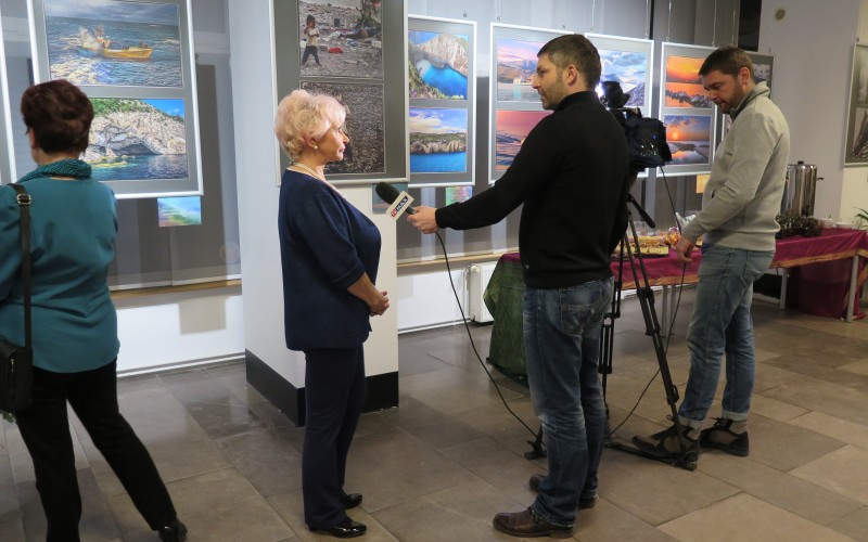 Ewa Maliszewska udziela wywiadu podczas wernisażu wystawy swoich prac
