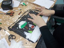 Dzieci siedzą przy stole i wykonują prace plastyczną