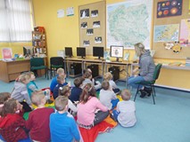 Dzieci oglądają prezentację o muminkach