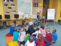 Dzieci wskazują na mapie kraj, z którego pochodzi Tove Jansson