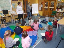 Bibliotekarka pkazuje jak krok po kroku narysować Muminka