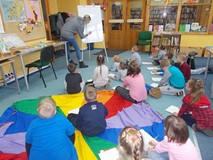 Bibliotekarka pkazuje jak krok po kroku narysować Muminka