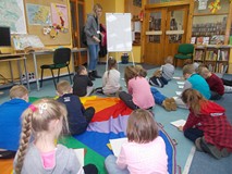 Bibliotekarka pkazuje jak krok po kroku narysować Muminka