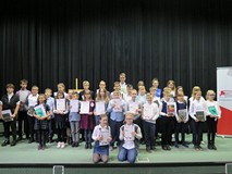 Mistrzowie Pięknego Czytania 2019 stoją na scenie w sali konferencyjno-kinowej Koszalińskiej Bibliot