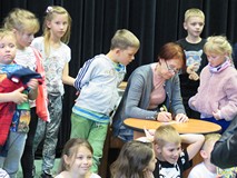 Małgorzata Strękowska-Zaremba podpisuje książki w Koszalińskiej Bibliotece Publicznej