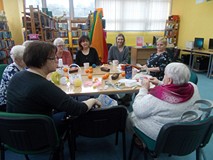Panie siedzą przy stole podczas wspólnych rozmów
