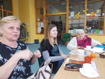 Panie siedzą przy stole podczas wspólnych rozmów