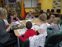 Dzieci wykonują prace plastyczne