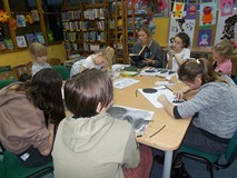 Dzieci wykonują prace plastyczne