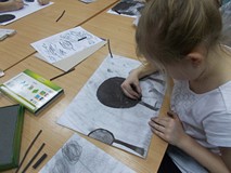 Dziewczynka wykonuje pracę plastyczną