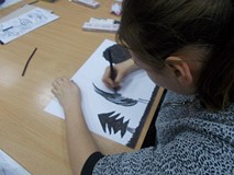 Dziewczynka wykonuje pracę plastyczną