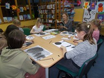 Dzieci wykonują prace plastyczne