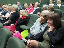 Publiczność zgromadzona na spotkaniu z Bogusławem Janiczakiem