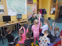 Bibliotekarka pokazuje dzieciom najpiękniejsze zamki