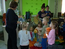 Przedszkolaki losują przedmioty związane z Kubusiem Puchatkiem