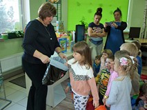 Przedszkolaki losują przedmioty związane z Kubusiem Puchatkiem