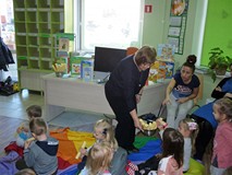 Bibliotekarka częstuje gości małym Conieco
