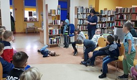 Królewna Śnieżka zjadła zatrute jabłko i padła nieżywa