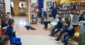 Królewna Śnieżka zjadła zatrute jabłko i padła nieżywa