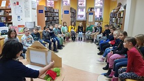 Pani Wiola czyta w teatrzyku kamishibai opowiadanie - Jak dobrze być żabką