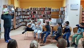 Pani Małgosia prezentuje książeczki z naszych zbiorów