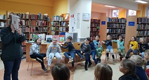 Pani Małgosia prezentuje książeczki z naszych zbiorów