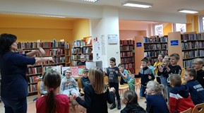 Pani Wiola bawi się z dziećmi w DELFIN SKACZE