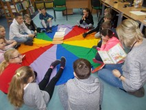 Bibliotekarka czyta dzieciom opowiadanie