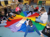 Bibliotekarka czyta dzieciom opowiadanie