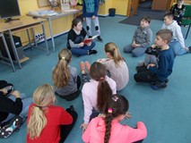 Bibliotekarka czyta dzieciom opowiadanie