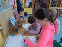 Dzieci pracują w grupie, wypisując najważniejsze zasady kultury