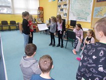 Dzieci prezentują swoją pracę