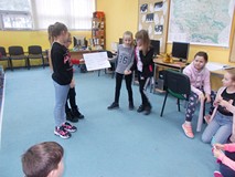 Dzieci prezentują swoją pracę