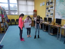 Dzieci prezentują swoją pracę