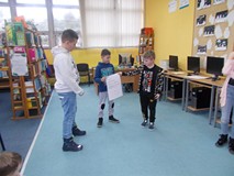 Dzieci prezentują swoją pracę