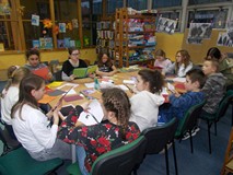 Bibliotekarka czyta dzieciom opowiadanie