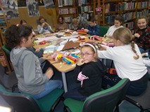 Dzeci wykonują pracę plastyczną